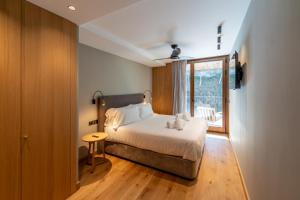 Ένα ή περισσότερα κρεβάτια σε δωμάτιο στο Luxurious Mountain Gem Enjoy Nature l Gym Sauna Pool l 1 MINUTE WALK TO SLOPES l by BonesVacances +119 φωτογραφίες