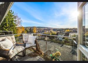 een balkon met stoelen en uitzicht op het bos bij Dal Homestay Haven 4U in Dal +2 foto's