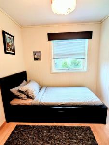 een bed in een kamer met een raam bij Dal Homestay Haven 4U in Dal