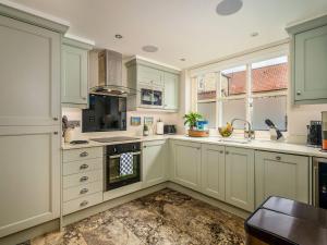 Kuchyň nebo kuchyňský kout v ubytování Ridings Cottage
