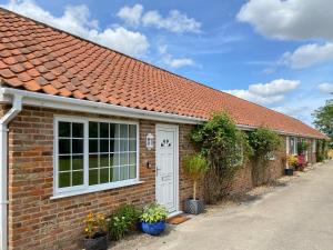 a brick house with a white door and a red roof at Oaks - Uk47372 in Burgh le Marsh