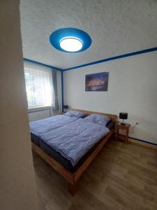 Un dormitorio con una cama grande y una luz azul. en beim Anderl, en Oberammergau