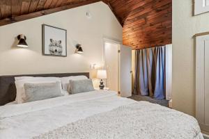 Ένα ή περισσότερα κρεβάτια σε δωμάτιο στο First Chair Chalet