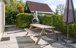 een picknicktafel en een paraplu naast een huis bij Gorgeous Home In Woudsend With Wifi in Woudsend