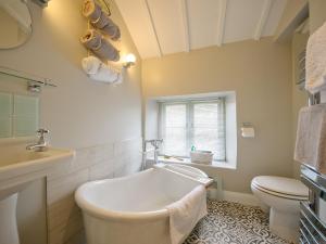 une salle de bain avec une baignoire, des toilettes et un lavabo dans l'établissement Holliers Cottage, à Ledwell 8 autres photos