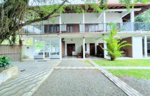 een balkon met uitzicht op een huis bij Lake Side Safari Bungalow in Udawalawe