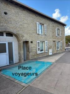 Un edificio con un cartel que dice "place vyevacs" en Appartement à proximité d’Epinal avec climatisation, en Dogneville