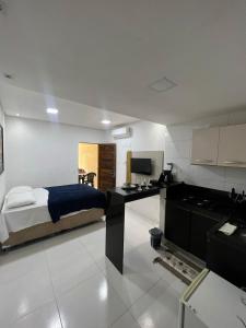 Un dormitorio con una cama y un escritorio. en Flat Litoral, en Tamandaré 80 fotos más