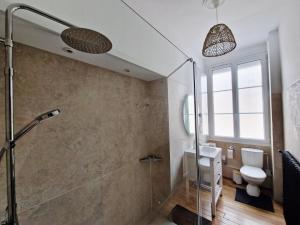 une salle de bain avec douche et toilettes dans l'établissement Le Secret - Cozy Normandy Home with garden, à Neufchâtel-en-Bray 32 autres photos
