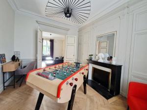 Cette chambre dispose d'une cheminée et d'un baby-foot. dans l'établissement Le Secret - Cozy Normandy Home with garden, à Neufchâtel-en-Bray