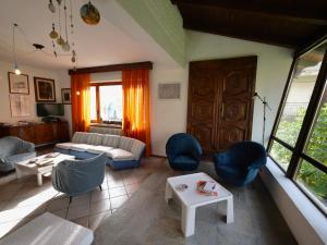 a living room with blue chairs and a couch at Ca di Nà in Entracque