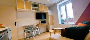 a small apartment with a kitchen and a living room at Le Cocon d'Anna - Le studio in Dole