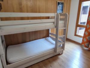 Litera en habitación con pared de madera en Appartement Spacieux pour 9 Pers., Balcon Sud-Ouest, Wifi Inclus, Proche Pistes - Isola 2000 - FR-1-292-109, en Isola 2000