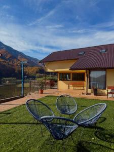 Nespecifikovaný výhled na hory nebo výhled na hory při pohledu z penzionu