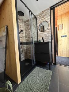 Ein Badezimmer in der Unterkunft L Atypique