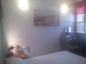 パトリモニオにあるcasa di Rosaのベッドルーム1室(ベッド1台、ランプ付きデスク付)
