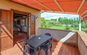 a patio with a table and chairs on a balcony at Seranna 3 in Papiano