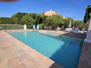 Bazén v ubytování Villa familiale aux Issambres, piscine, animaux acceptés - FR-1-768-121 nebo v jeho okolí