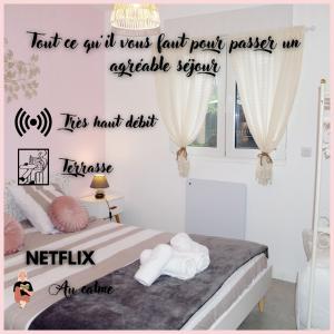 a bedroom with a bed with towels on it at Grand studio La Sensée - Wifi, Calme, Parking privé in Hem-Lenglet