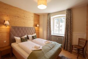 ein Schlafzimmer mit großem Bett und Fenster in der Unterkunft Altes Forsthaus - Fewo "Wiesental", privater "Spa" mit Sauna, Wanne und Relaxliegen, Todtnau in Todtnau + 23 Fotos