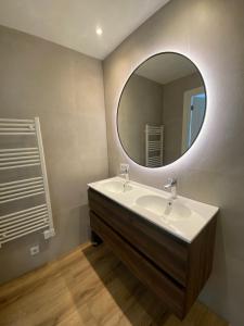 MoergestelにあるAppartement Oisterwijkの洗面台と鏡のあるバスルーム