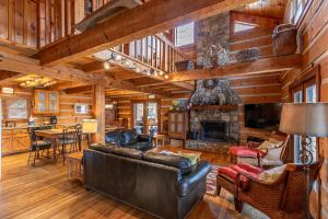 un soggiorno con divano e camino di Daniel Boone Lodge a Boone