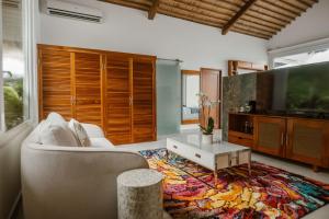 格兰德岛Ordovician Beach Resort的带沙发和电视的客厅