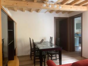 Un comedor con una mesa y algunas sillas. en Centrocitta', en Carpi