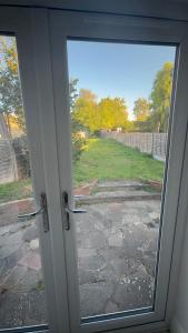 eine offene Tür mit Blick auf einen Hof in der Unterkunft Bling Paradise in Potters Bar