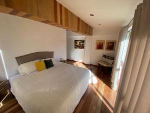 une chambre avec un grand lit et un bureau dans l'établissement Apus Paradise House Valle Sagrado, à Urubamba