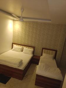 Ένα ή περισσότερα κρεβάτια σε δωμάτιο στο Hotel Sarah palace +1 φωτογραφίες