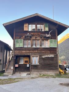 a wooden house with windows on the side of it at Charmant Appartement Alpin in Oberems