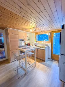 a kitchen with a table and chairs in a room at Charmant Appartement Alpin in Oberems