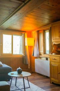 a living room with a table and some windows at Charmant Appartement Alpin in Oberems +10 photos