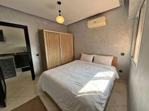 Ένα ή περισσότερα κρεβάτια σε δωμάτιο στο Résidence al fahimi Agadir