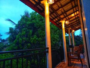 een veranda met een tafel en stoelen op een balkon bij SandaLuck House Ahangama in Ahangama +27 foto's