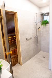 LādezersにあるBrīvdienu māja Empagiのシャワーと洗面台付きのバスルーム