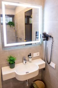 LādezersにあるBrīvdienu māja Empagiの洗面台と鏡のあるバスルーム +22枚の写真