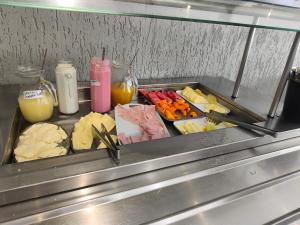 un plateau-repas dans une cuisine avec de la nourriture dans l'établissement Novo Rio Stay 1605B, à Rio de Janeiro