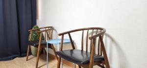two chairs and a table in a room at S3 Private Kintex Daehwadong in Goyang