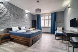 Postel nebo postele na pokoji v ubytování Karlovy Cute Inn by Rentez