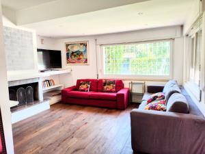 ein Wohnzimmer mit zwei Sofas und einem Kamin in der Unterkunft Chill out Home Fregene Family Group Accomodation - 15 minuti da Fiumicino - Casa Vacanza Fregene vicino al mare in Fregene