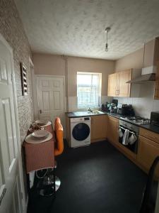 Kuchyň nebo kuchyňský kout v ubytování Cosy Room Near Train & Hospital