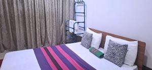 KalapaluwawaにあるNew Colombo Villageの白いシーツと枕が備わったベッドのある寝室