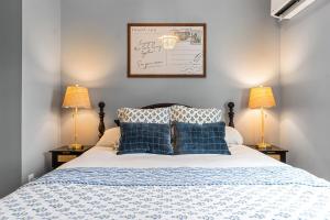 - une chambre avec un lit et deux lampes de chaque côté dans l'établissement New Barn House 1 BR & BIG Loft on 3 serene acres, à Fairplay