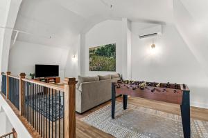 un salon avec un canapé et une table dans l'établissement New Barn House 1 BR & BIG Loft on 3 serene acres, à Fairplay