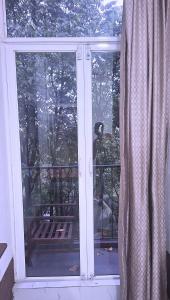 KalapaluwawaにあるNew Colombo Villageのバルコニーのベンチ付きのガラスの引き戸