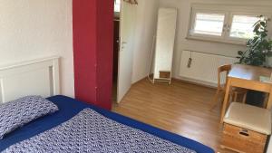 een slaapkamer met een bed, een tafel en een bureau bij RoDo - kleines ruhiges Condo an der A8 in Kirchheim unter Teck