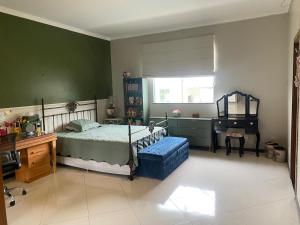 Un dormitorio con una cama y un escritorio y una ventana. en COP30 ALTO PADRÃO Belém Brasil, en Belém 15 fotos más