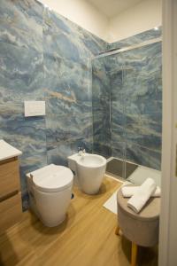 Un baño con inodoro, lavabo y ducha. en InCentro, en Caserta